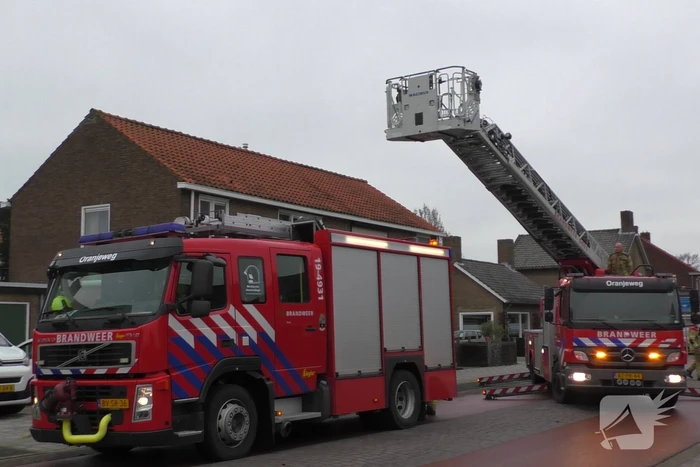 Brandweer controleert schoorsteen