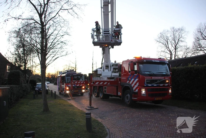 Brandweer controleert schoorsteen op brand