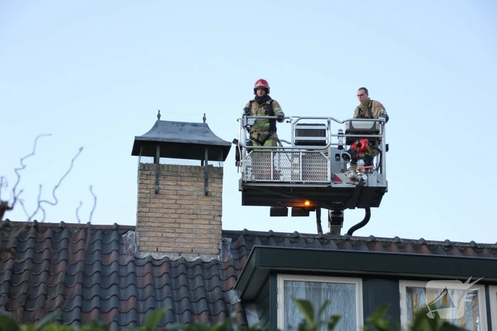 Brandweer controleert schoorsteen op brand
