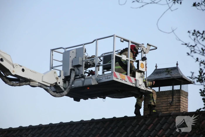 Brandweer controleert schoorsteen op brand