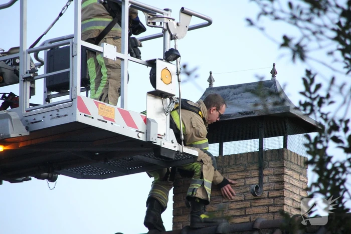Brandweer controleert schoorsteen op brand