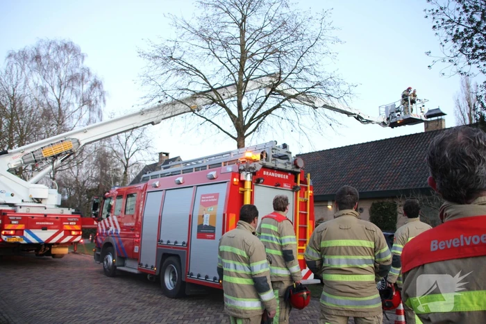Brandweer controleert schoorsteen op brand
