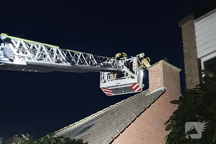 Brandweer veegt schoorsteen door brand