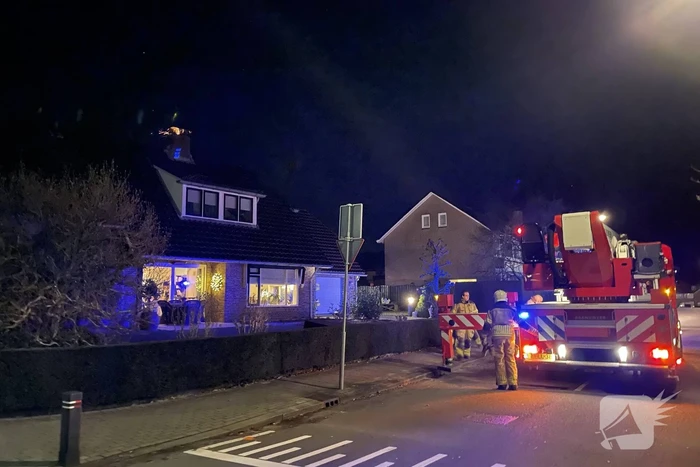 Brandweer dooft brand in schoorsteen met ramoneur