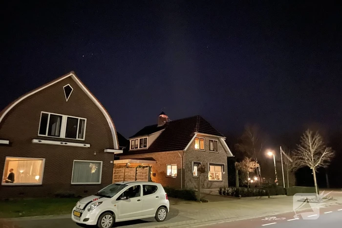 Brandweer dooft brand in schoorsteen met ramoneur