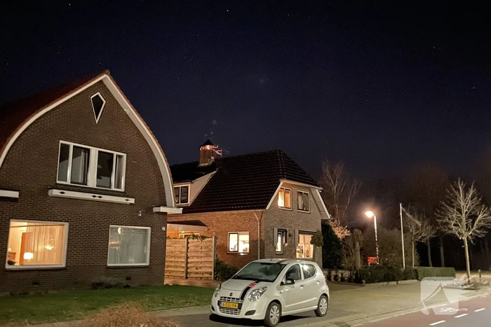Brandweer dooft brand in schoorsteen met ramoneur