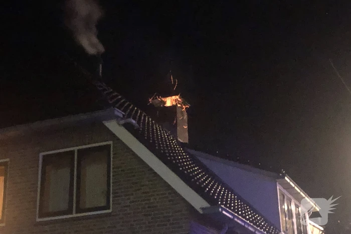 Brandweer dooft brand in schoorsteen met ramoneur