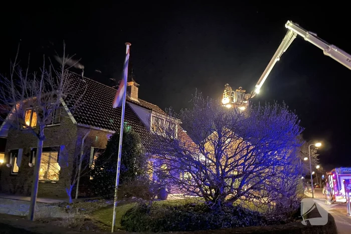 Brandweer dooft brand in schoorsteen met ramoneur