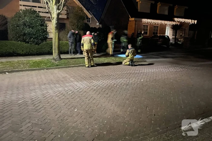 Brandweer verricht metingen door gaslucht