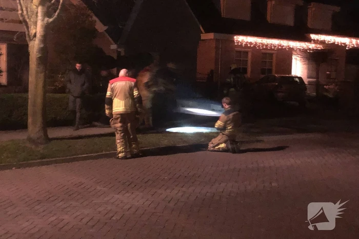 Brandweer verricht metingen door gaslucht