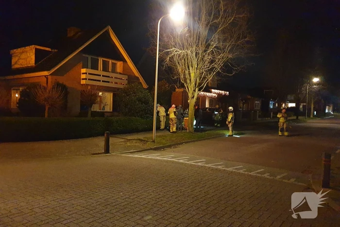 Brandweer verricht metingen door gaslucht