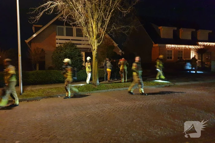 Brandweer verricht metingen door gaslucht