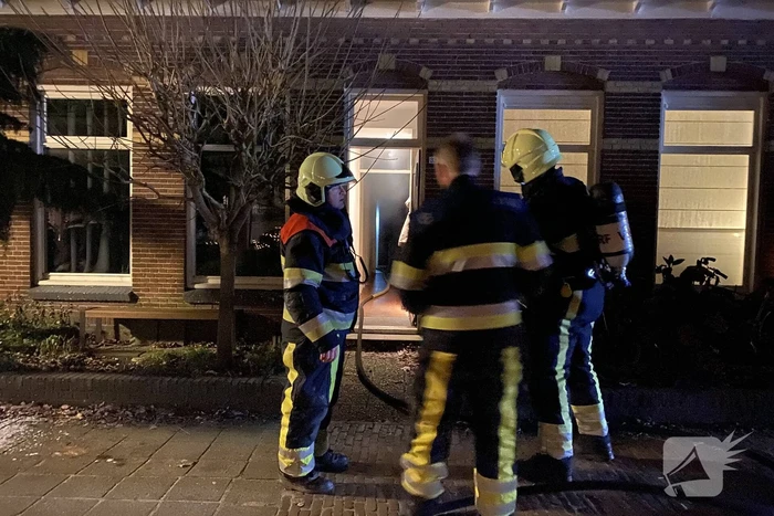 Grote vlammen door brand in bijkeuken