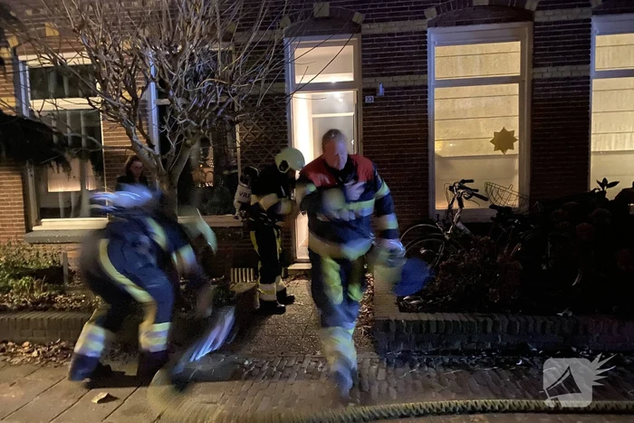 Grote vlammen door brand in bijkeuken