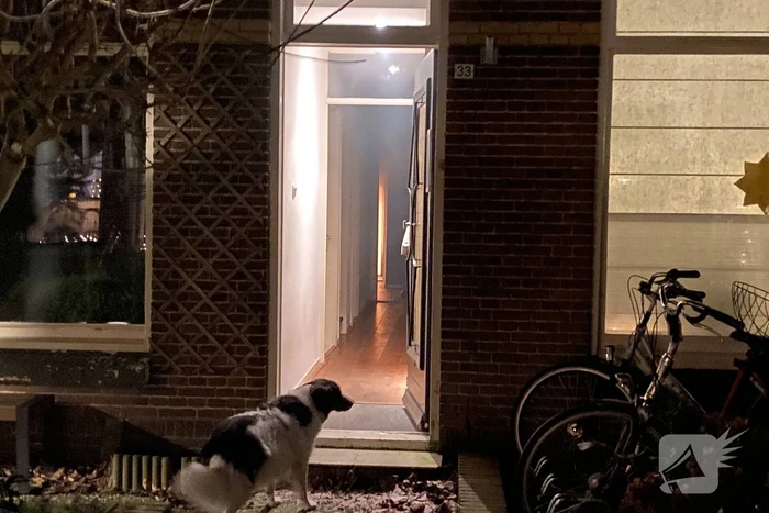 Grote vlammen door brand in bijkeuken