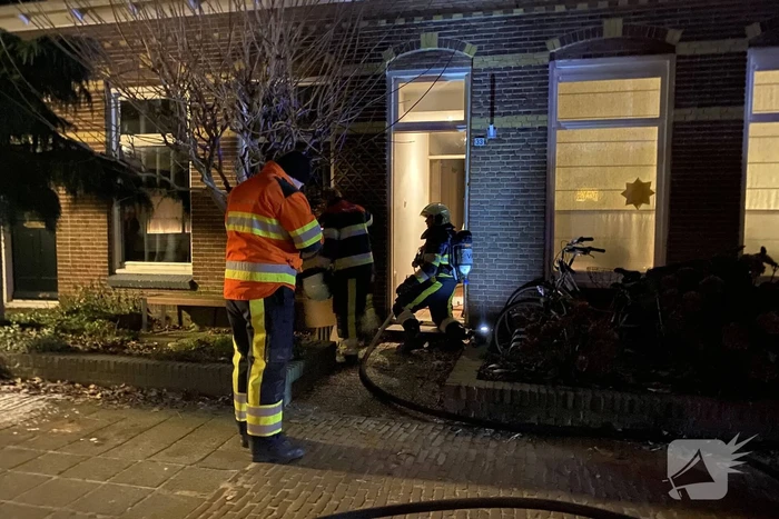 Grote vlammen door brand in bijkeuken