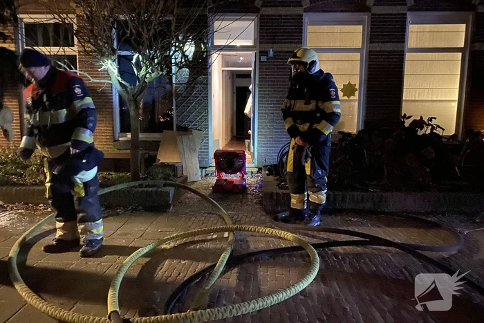 Grote vlammen door brand in bijkeuken