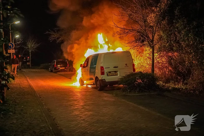 Voorkant van bestelbus volledig uitgebrand