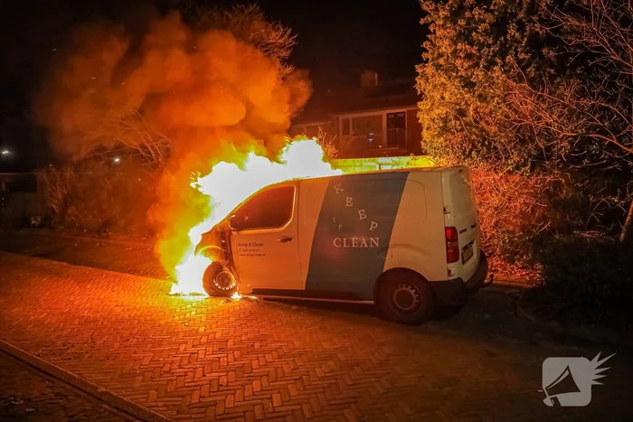 Voorkant van bestelbus volledig uitgebrand