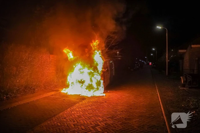Voorkant van bestelbus volledig uitgebrand