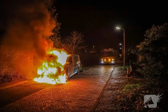 Voorkant van bestelbus volledig uitgebrand