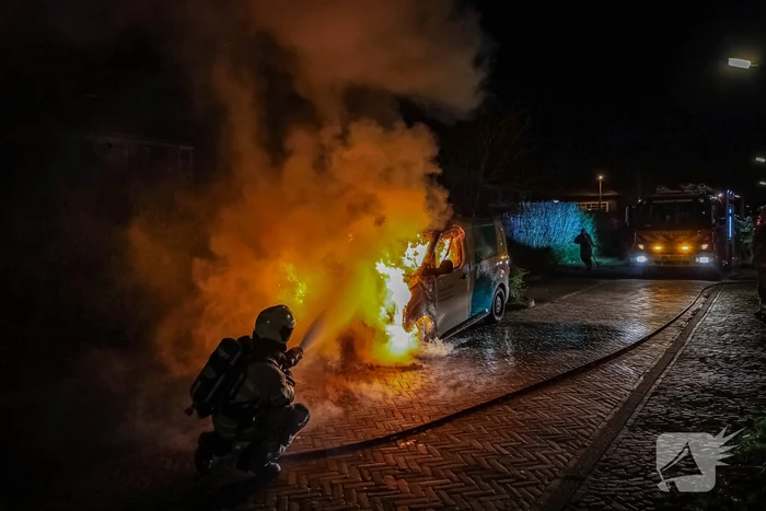 Voorkant van bestelbus volledig uitgebrand