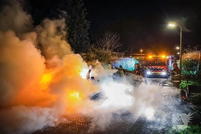 Voorkant van bestelbus volledig uitgebrand