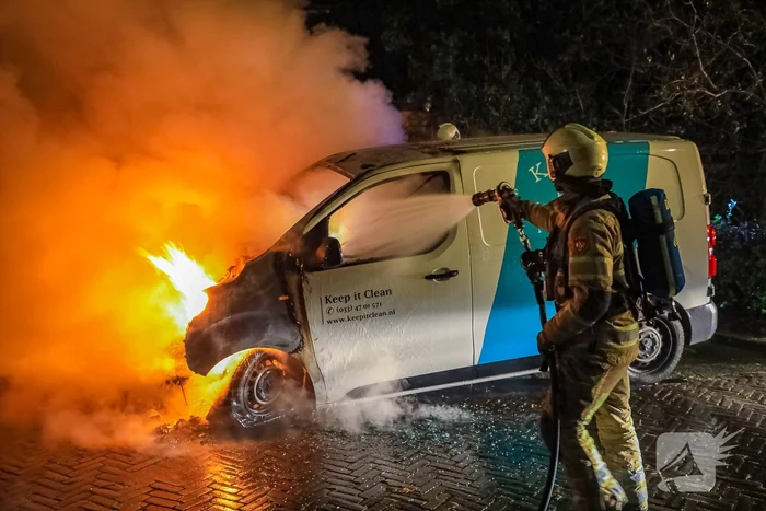 Voorkant van bestelbus volledig uitgebrand