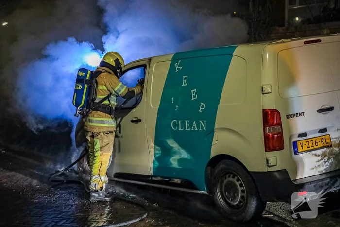 Voorkant van bestelbus volledig uitgebrand