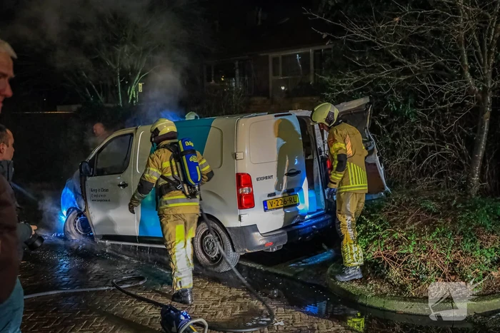 Voorkant van bestelbus volledig uitgebrand