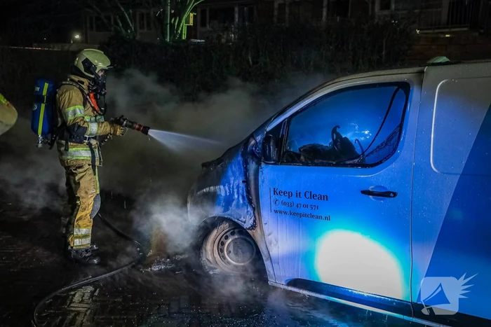 Voorkant van bestelbus volledig uitgebrand