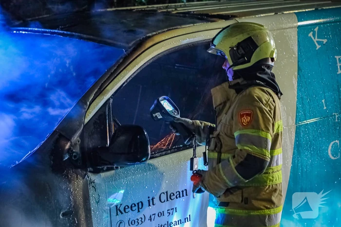 Voorkant van bestelbus volledig uitgebrand