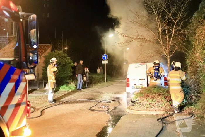 Voorkant van bestelbus volledig uitgebrand