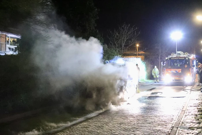 Voorkant van bestelbus volledig uitgebrand