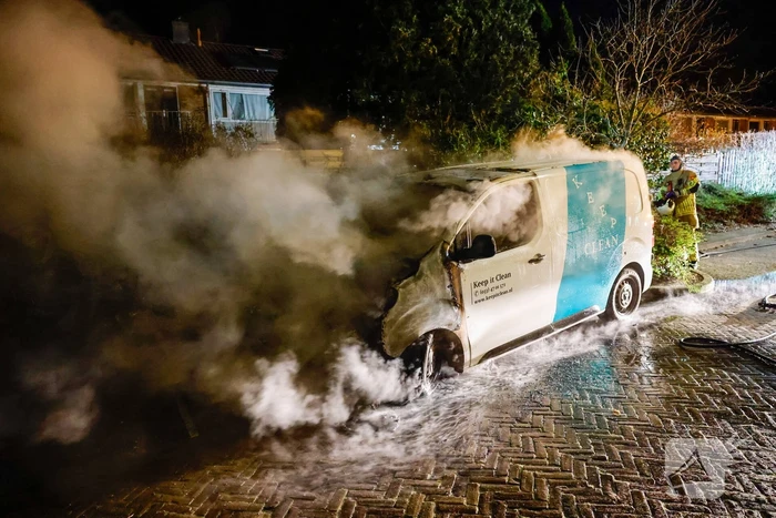 Voorkant van bestelbus volledig uitgebrand