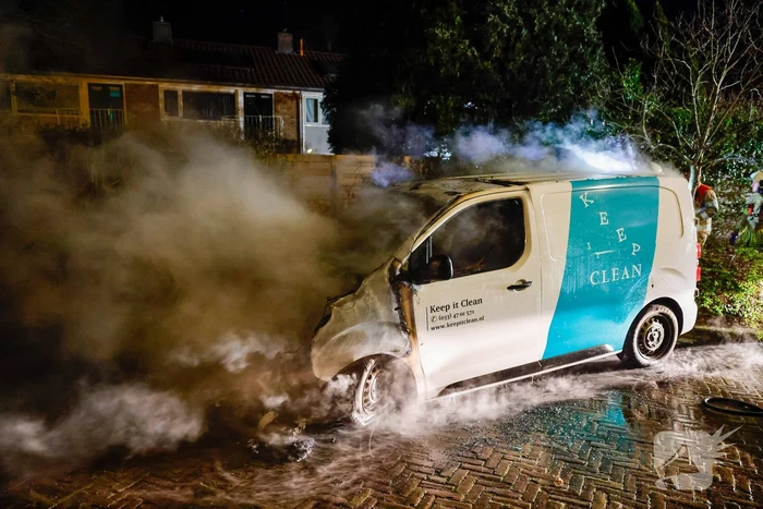 Voorkant van bestelbus volledig uitgebrand