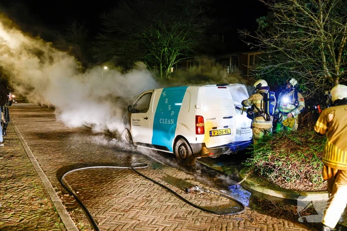 Voorkant van bestelbus volledig uitgebrand