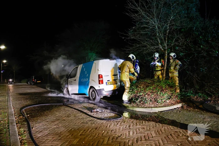 Voorkant van bestelbus volledig uitgebrand