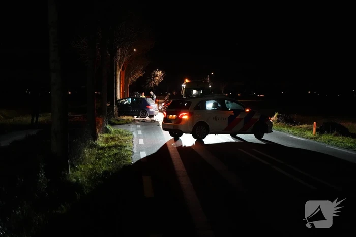 Auto crasht tegen boom