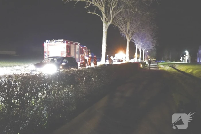 Auto crasht tegen boom