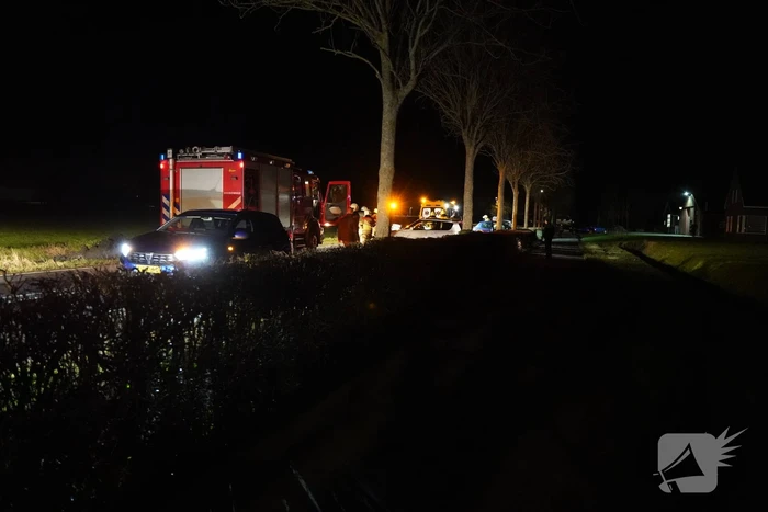 Auto crasht tegen boom