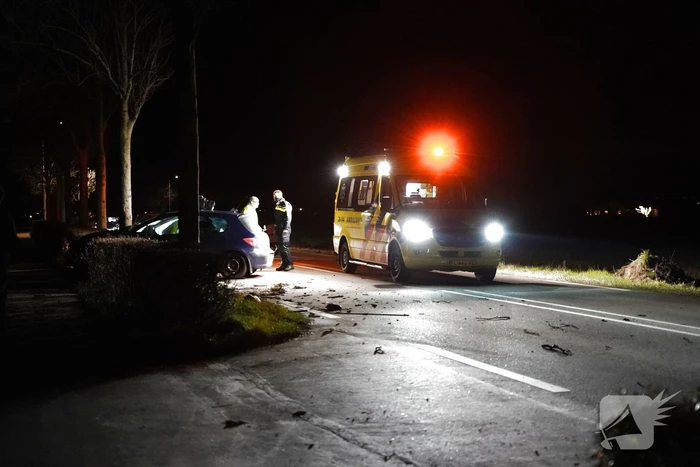 Auto crasht tegen boom
