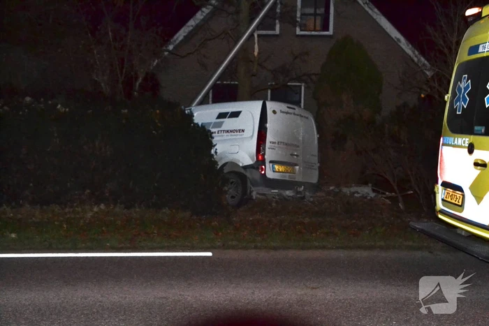 Auto botst tegen lantaarnpaal