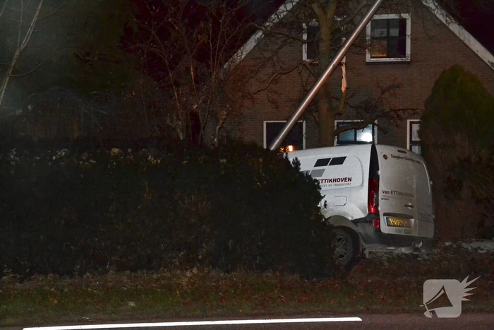 Auto botst tegen lantaarnpaal