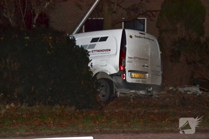 Auto botst tegen lantaarnpaal