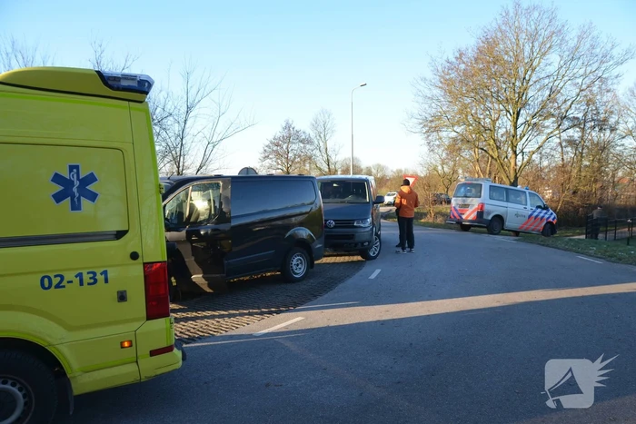 Kop-staart botsing tussen twee bestelbussen