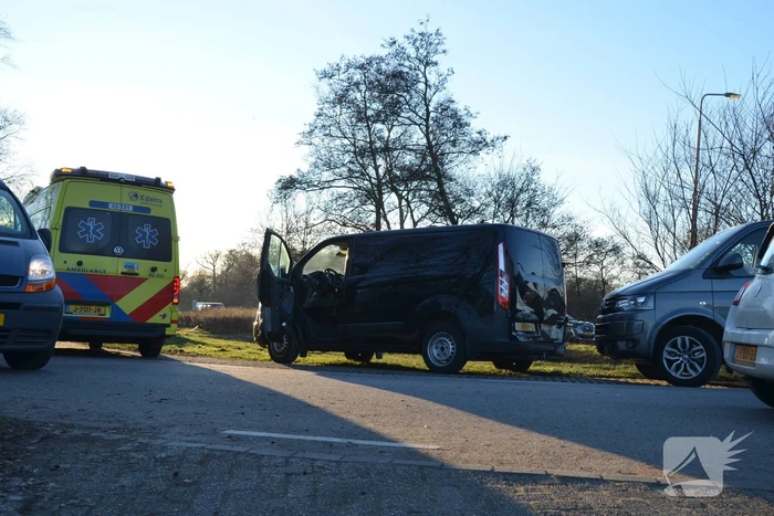 Kop-staart botsing tussen twee bestelbussen