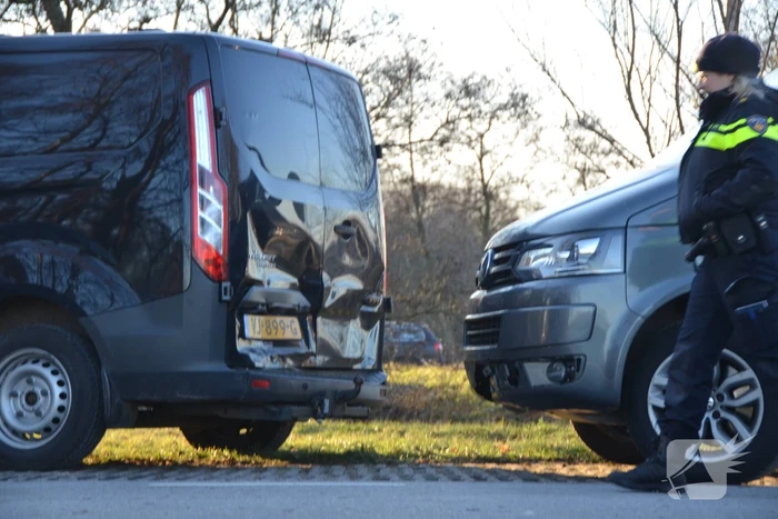 Kop-staart botsing tussen twee bestelbussen