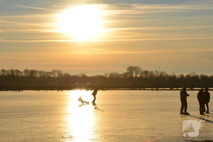 Schaatsliefhebben maken zich op voor natuurijs