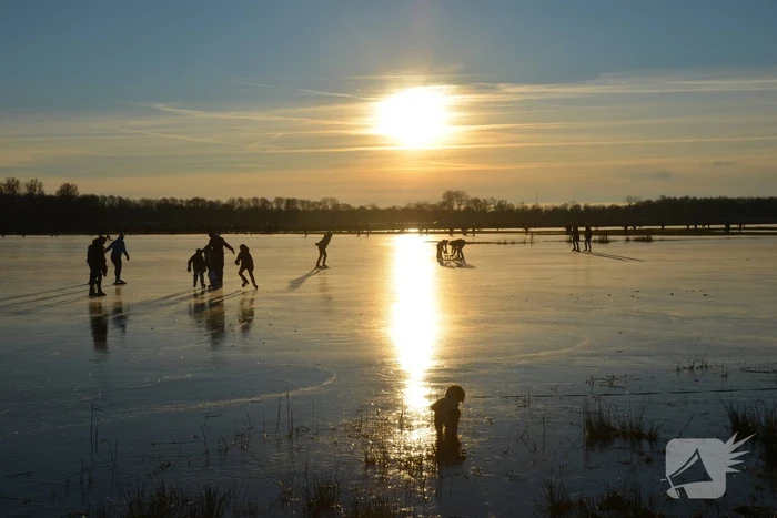 Schaatsliefhebben maken zich op voor natuurijs